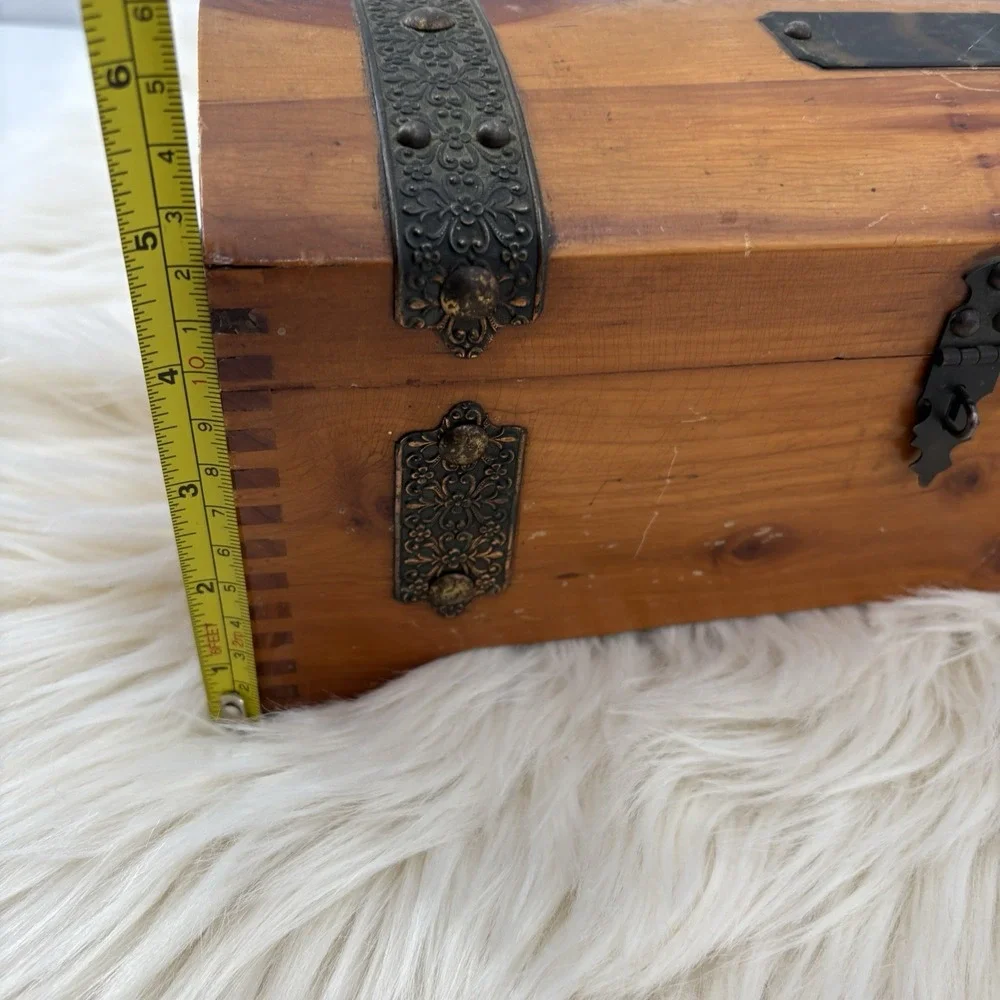 Vintage MCGRAW BOX CO Rounded Wood Jewelry / Trinket / Keepsake Box w/ Hinge Lid